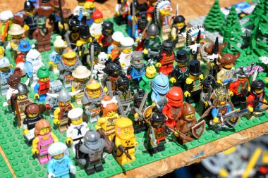 Budapeşte, Macaristan, 11 Temmuz 2015: Fleamarket, Budapeşte, Macaristan 'da Lego karakter figürleri indirimde.
