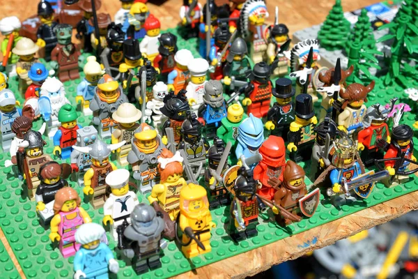 Budapeşte, Macaristan, 11 Temmuz 2015: Fleamarket, Budapeşte, Macaristan 'da Lego karakter figürleri indirimde.