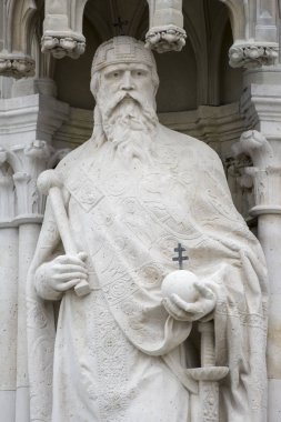 Budapeşte, Macaristan, 9 Temmuz 2015: Macaristan 'daki Macaristan Parlamento Binası' nın girişini süsleyen heykellerden birinin ayrıntıları.