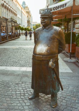 Budapeşte, Macaristan, 12 Temmuz 2015: Macaristan 'ın başkenti Budapeşte' nin ünlü tarihi ve turistik merkezi Zrinyi Caddesi 'ndeki Şişman Polis Heykeli. 