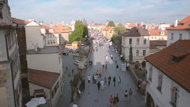 Прага Чехія Квітня 2017 Люди Проходять Через Карловий Міст Історичний — стокове відео