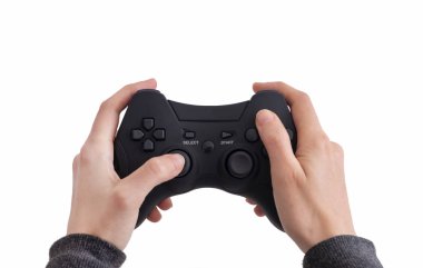 Beyaz arka planda izole edilmiş Siyah bir Joypad 'i tutan eller.