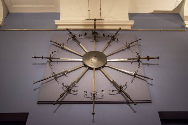 VIENNA, AUSTRIA, 3 Temmuz 2016: Kunsthistorisches Müzesi Silah ve Zırh Koleksiyonundan (Sanat Tarihi Müzesi) İki Elli Kılıç (Zweihander)).