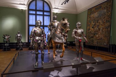 Viyana, Avusturya, Temmuz 3,2016: zırhlı şövalyeler Kunsthistorisches Müzesi (Museum of Art History koleksiyonu silah ve zırh bölümünden ekranda atları ile).