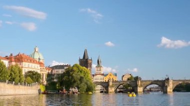 PRAGUE, CZECH REPUBLIC, 5 Temmuz 2016: Vltava Nehri 'nde kürek çekmekten hoşlanan insanlar, Charles Köprüsü arka planda, Prag' ın ünlü simgesi.