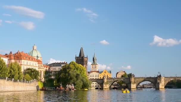 Prague Czech Org July 2016 人们在Vltava River欣赏划桨船 查尔斯桥就在背景上 布拉格著名的地标 — 图库视频影像