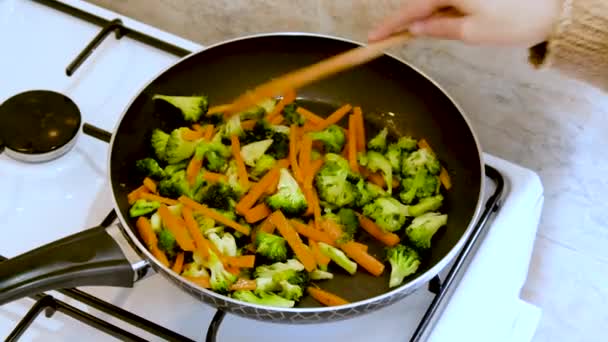 Cooking Broccoli Carrots Teflon Pan — Stock Video