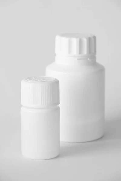 Garrafas Pílula Plástico Branco Uma Superfície Cinza — Fotografia de Stock