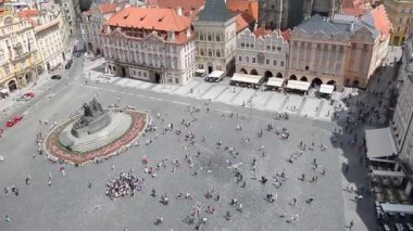 PRAG, CZECH REPUBLIC, 6 Temmuz 2016: Çek Cumhuriyeti 'nin başkenti Prag' ın Eski Şehir Meydanı 'ndaki tarihi bir meydan olan Eski Şehir Meydanı' nın havadan eğik çekimi. 