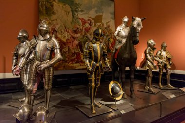 Viyana, Avusturya, Temmuz 3,2016: zırhlı şövalyeler Kunsthistorisches Müzesi (Museum of Art History koleksiyonu silah ve zırh bölümünden ekranda atları ile).
