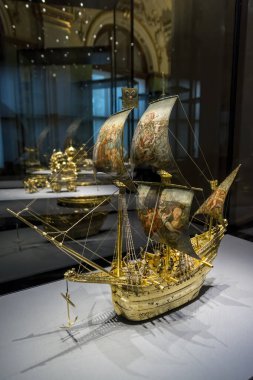 VIENNA, AUSTRIA, 3 Temmuz 2016: Avusturya 'nın Viyana kentindeki Kunsthistorisches Müzesi' nin (Sanat Tarihi Müzesi) hazine bölümünde sergilenen bir gemi şeklinde Automaton. 