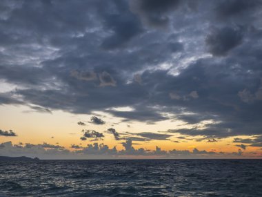 Denizde akşam günbatımı