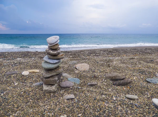 Pirámide de piedra en la playa — Foto de Stock