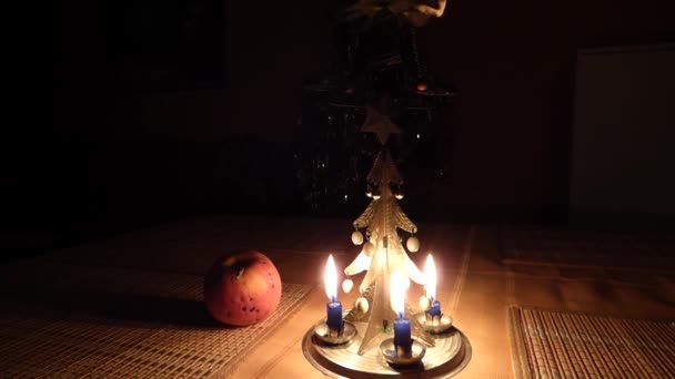 Різдвяні куранти зі свічкою — стокове відео