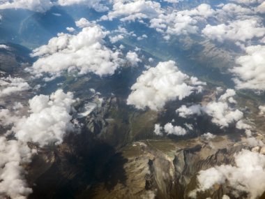 Alpler üzerinden havadan görünümü