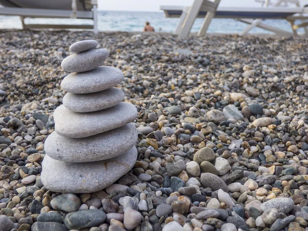 Pirámide de piedra en la playa — Foto de Stock