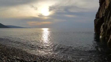 Sahilde dalgalar deniz