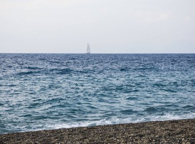Denizde yelkenli