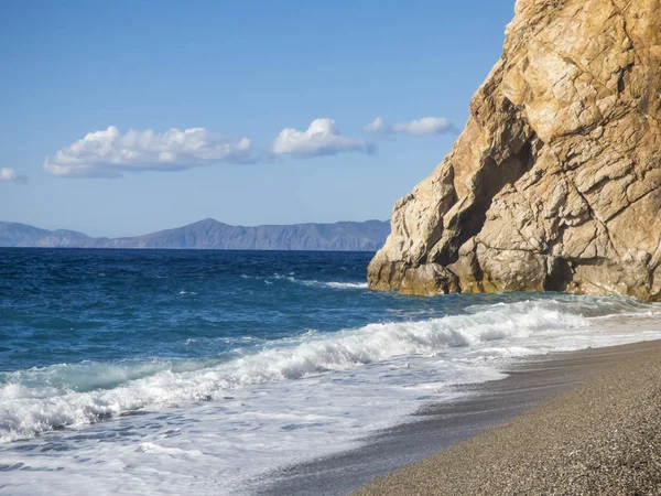 Plage ensoleillée avec vagues — Photo