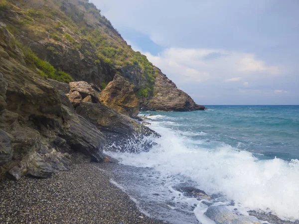 Spiaggia soleggiata con onde — Foto Stock