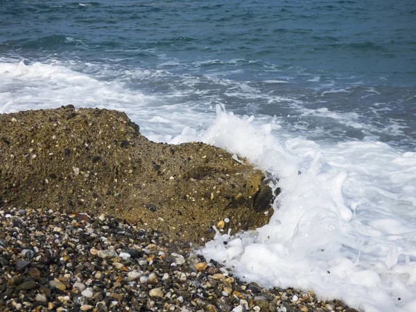 Praia ensolarada com ondas — Fotografia de Stock