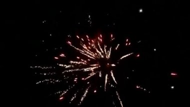 Gece gökyüzünde yeni yıl havai fişekleri