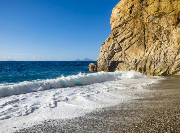 Spiaggia soleggiata con onde — Foto Stock