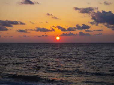 Denizde akşam günbatımı