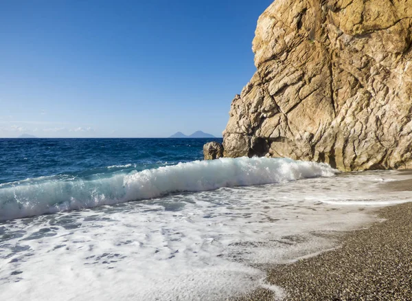 Spiaggia soleggiata con onde marine — Foto Stock