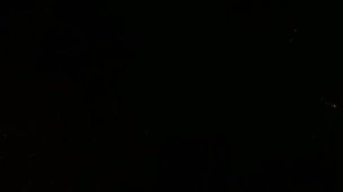 Gece gökyüzünde yeni yıl havai fişekleri