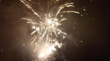 Gece gökyüzünde yeni yıl havai fişekleri