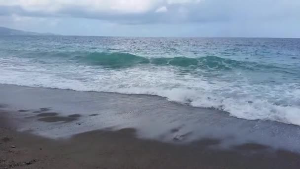 Морские волны на пляже — стоковое видео