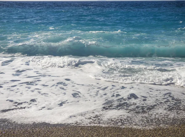 Praia ensolarada com ondas — Fotografia de Stock