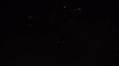 Gece gökyüzünde yeni yıl havai fişekleri