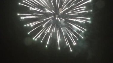 Gece gökyüzünde yeni yıl havai fişekleri