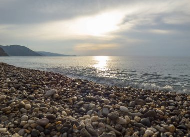 Dalgalar deniz ile güneşli plaj