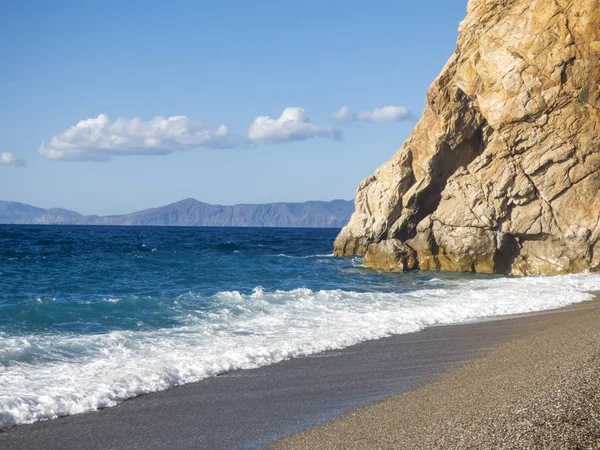 Plage ensoleillée avec vagues de mer — Photo