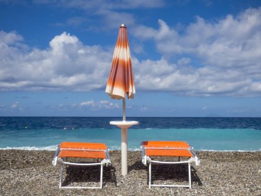 Dalgalar deniz ile güneşli plaj