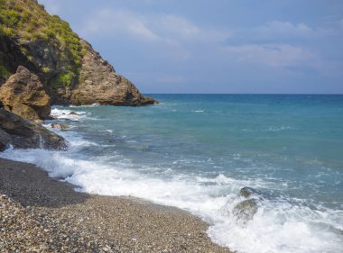 Dalgalar deniz ile güneşli plaj