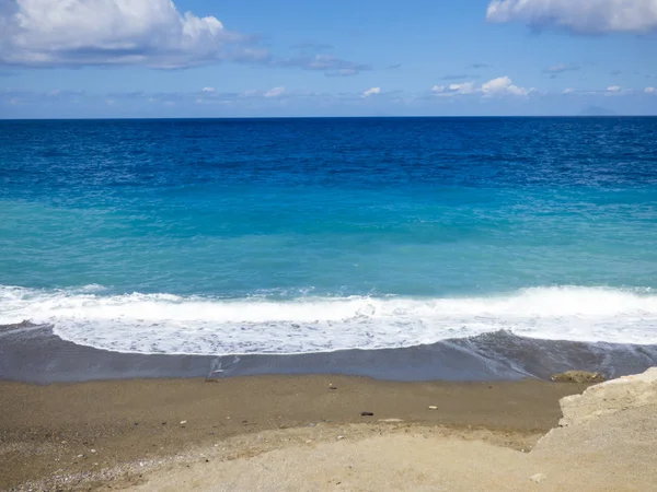 Dalgalar deniz ile güneşli plaj