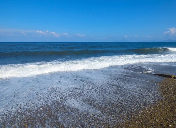 Dalgalar deniz ile güneşli plaj