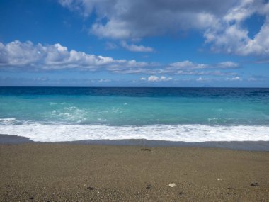 Dalgalar deniz ile güneşli plaj