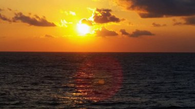 Denizde akşam günbatımı