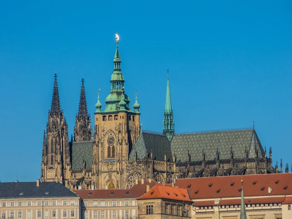 Pražský hrad a ulice Svatovítská katedrála, Česká republika — Stock fotografie