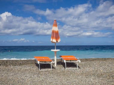 İtalya güneşli kumsalda