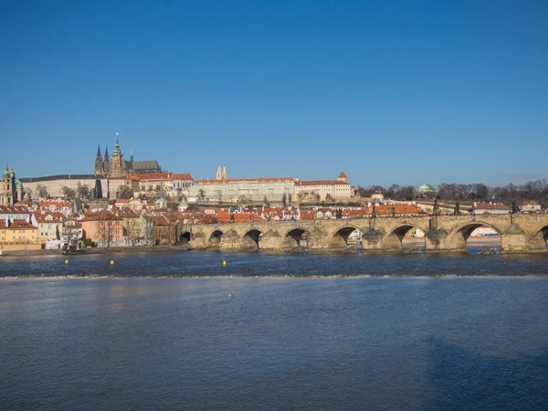 Pražské panorama s řeky Vltavy, Česká republika — Stock fotografie