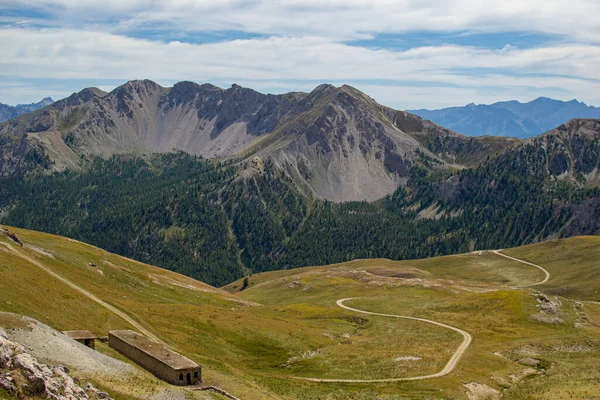 Mavi gökyüzünün altındaki dağda Lacey yolu Hautes-Alpes, Fransa