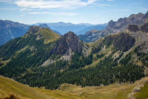 Hautes-Alpes, Fransa 'da mavi gökyüzünün altındaki dev yeşil vadi.