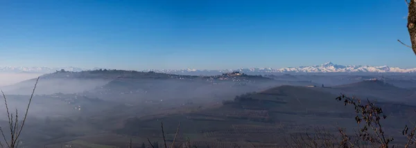 Langhe ve Roero tepelerinin sisli manzarası, Cuneo, İtalya
