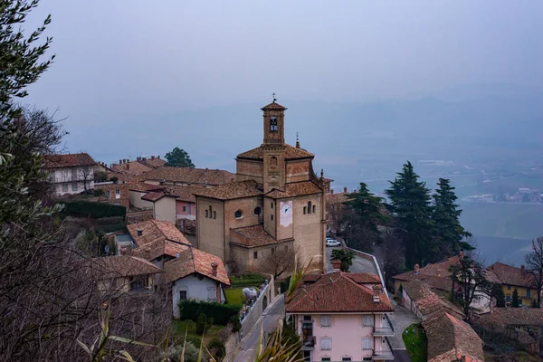 Guarene, Cuneo, İtalya 'dan Langhe ve Roero tepelerinin manzarası